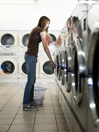 simsearch:640-02948353,k - woman doing laundry at the laundromat Foto de stock - Royalty Free Premium, Número: 640-02948128