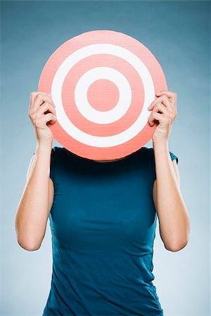 errar o alvo - woman holding up a target Foto de stock - Sin royalties Premium, Código: 640-02948182