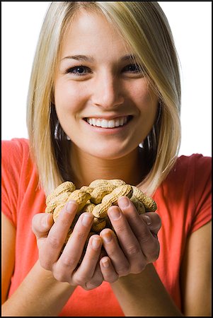 woman with a handfull of peanuts Foto de stock - Sin royalties Premium, Código: 640-02948275