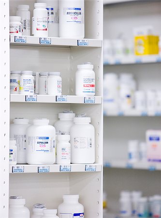 pharmacy shelf - bouteilles sur les étagères dans une pharmacie Photographie de stock - Premium Libres de Droits, Code: 640-02948471