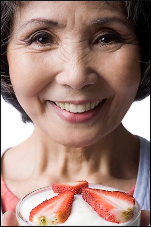 simsearch:640-02949943,k - senior woman with a bowl of cereal and strawberries Stock Photo - Premium Royalty-Free, Code: 640-02948512