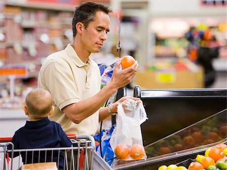 parents shopping trolley - man grocery shopping with baby Foto de stock - Sin royalties Premium, Código: 640-02948588