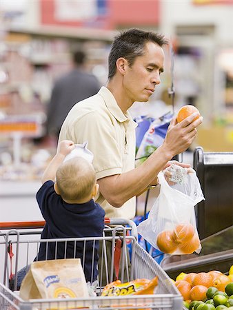 parents shopping trolley - man grocery shopping with baby Foto de stock - Sin royalties Premium, Código: 640-02948594