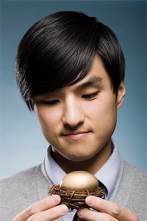 simsearch:640-02948654,k - Mann, hält ein goldenes Ei in einem nest Stockbilder - Premium RF Lizenzfrei, Bildnummer: 640-02948696