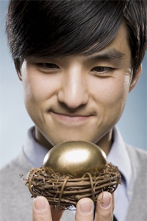 simsearch:640-02948654,k - Mann, hält ein goldenes Ei in einem nest Stockbilder - Premium RF Lizenzfrei, Bildnummer: 640-02948697
