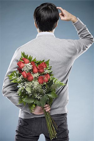 simsearch:640-02948654,k - Mann mit Blumen hinter seinem Rücken Stockbilder - Premium RF Lizenzfrei, Bildnummer: 640-02948714