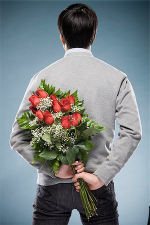 simsearch:640-02948654,k - Mann mit Blumen hinter seinem Rücken Stockbilder - Premium RF Lizenzfrei, Bildnummer: 640-02948712