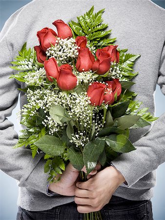 simsearch:640-02948654,k - Mann mit Blumen hinter seinem Rücken Stockbilder - Premium RF Lizenzfrei, Bildnummer: 640-02948713