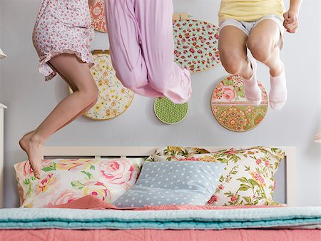 trois jeunes filles sautant sur un lit Photographie de stock - Premium Libres de Droits, Code: 640-02948802
