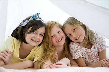 red hair preteen girl - three girls in a bedroom Foto de stock - Sin royalties Premium, Código: 640-02948838