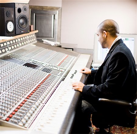 estúdio de gravação - man working in a recording studio Foto de stock - Royalty Free Premium, Número: 640-02948842