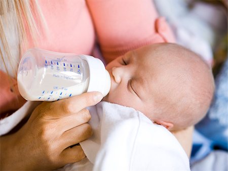 woman feeding her baby from a bottle Stock Photo - Premium Royalty-Free, Code: 640-02948889