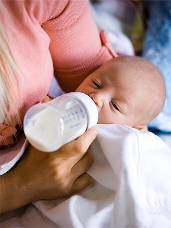 fórmula - woman feeding her baby from a bottle Foto de stock - Sin royalties Premium, Código: 640-02948893