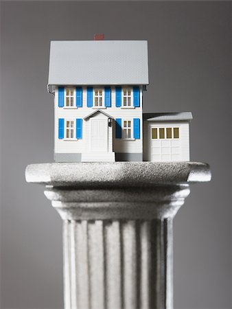 socle - house on a pedestal Foto de stock - Sin royalties Premium, Código: 640-02948996