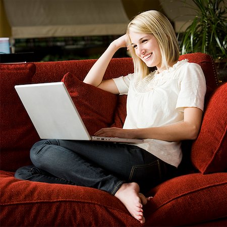 simsearch:640-02948353,k - woman using laptop on the couch Foto de stock - Royalty Free Premium, Número: 640-02949208