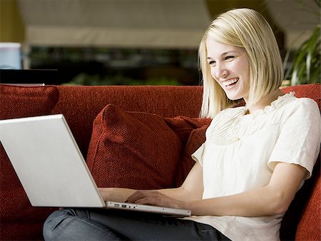 simsearch:640-02948353,k - woman using laptop on the couch Foto de stock - Royalty Free Premium, Número: 640-02949209