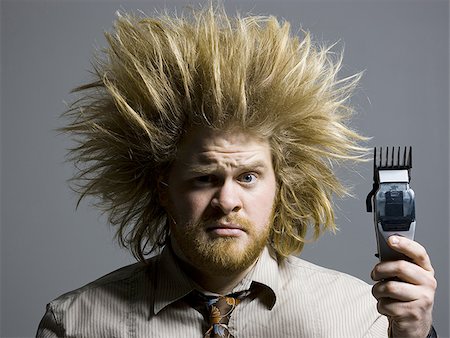 homme avec des cheveux fous, tenant des tondeuses à cheveux Photographie de stock - Premium Libres de Droits, Code: 640-02949244