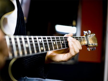 simsearch:640-02948170,k - Mann, eine Gitarre zu spielen Stockbilder - Premium RF Lizenzfrei, Bildnummer: 640-02949513