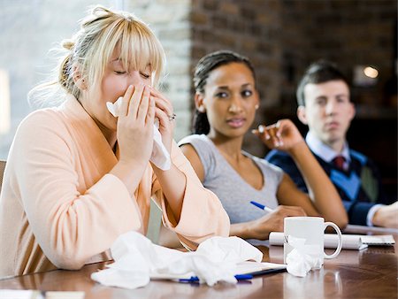 sneeze - woman sick at work Foto de stock - Sin royalties Premium, Código: 640-02949532