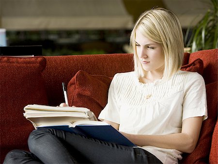 simsearch:640-02948353,k - woman reading on the couch Foto de stock - Royalty Free Premium, Número: 640-02949574