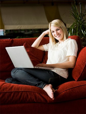 simsearch:640-02948353,k - woman using a laptop on a sofa Foto de stock - Royalty Free Premium, Número: 640-02949572