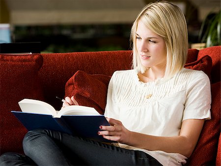 simsearch:640-02948353,k - woman reading on the couch Foto de stock - Royalty Free Premium, Número: 640-02949573
