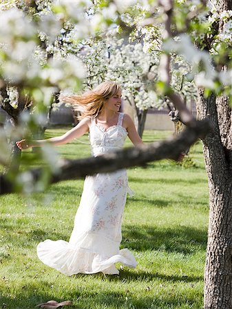 woman in a white dress Stock Photo - Premium Royalty-Free, Code: 640-02949600