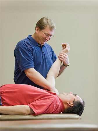 simsearch:640-02949702,k - man doing physical therapy Foto de stock - Royalty Free Premium, Número: 640-02949670