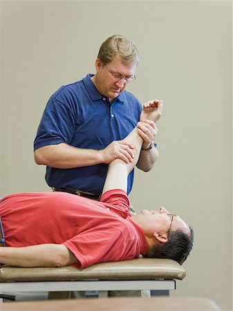 simsearch:640-02949702,k - man doing physical therapy Foto de stock - Royalty Free Premium, Número: 640-02949673