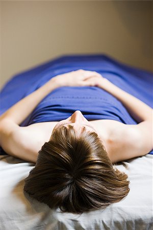 full body massage - woman lying on a massage table Foto de stock - Sin royalties Premium, Código: 640-02949680