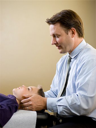 simsearch:640-02949702,k - chiropractor treating a patient Foto de stock - Royalty Free Premium, Número: 640-02949716