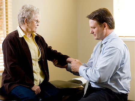 Chiropraktiker in Behandlung eines Patienten Stockbilder - Premium RF Lizenzfrei, Bildnummer: 640-02949720