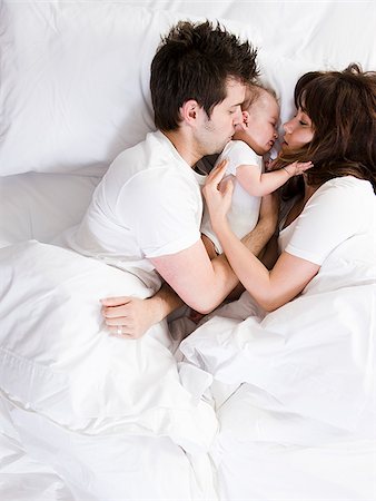 father and baby sleeping - couple and baby in bed Stock Photo - Premium Royalty-Free, Code: 640-02949741