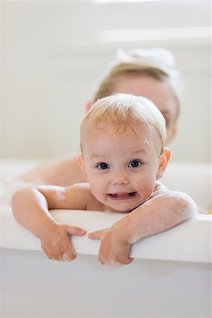 mother and baby taking a bubble bath Stock Photo - Premium Royalty-Free, Code: 640-02949803