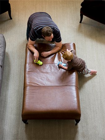 père et fils joue dans le salon Photographie de stock - Premium Libres de Droits, Code: 640-02949829