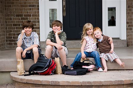 children sitting on the front step of their house Foto de stock - Sin royalties Premium, Código: 640-02949854