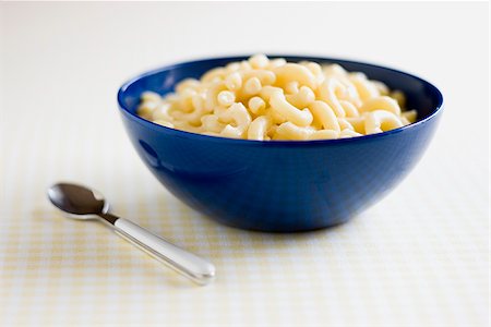 bowl of macaroni and cheese Stock Photo - Premium Royalty-Free, Code: 640-02949937