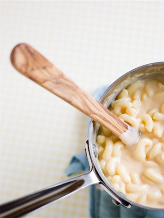 pot of macaroni and cheese Stock Photo - Premium Royalty-Free, Code: 640-02949950