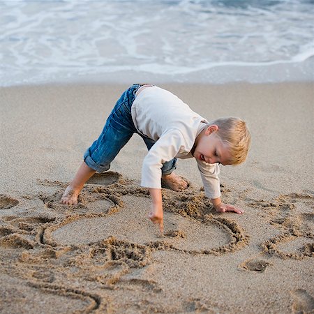 drawing sea - boy playing in the sand Stock Photo - Premium Royalty-Free, Code: 640-02950149