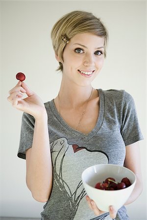 simsearch:640-02949943,k - woman with a bowl of cherries Stock Photo - Premium Royalty-Free, Code: 640-02950197
