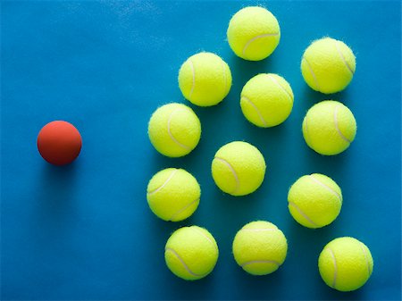 standout - balles de tennis et un squash sur fond bleu Photographie de stock - Premium Libres de Droits, Code: 640-02950262