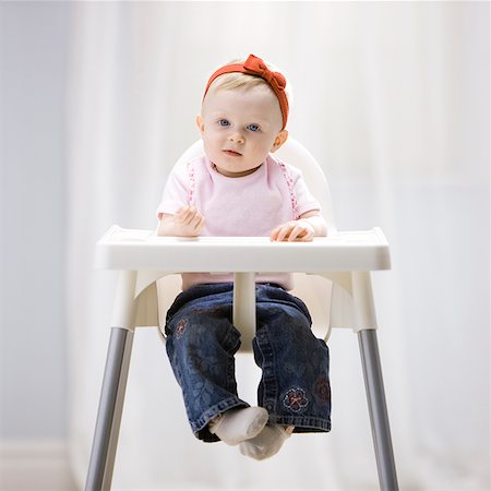 baby girl in a high chair Foto de stock - Royalty Free Premium, Número: 640-02950293