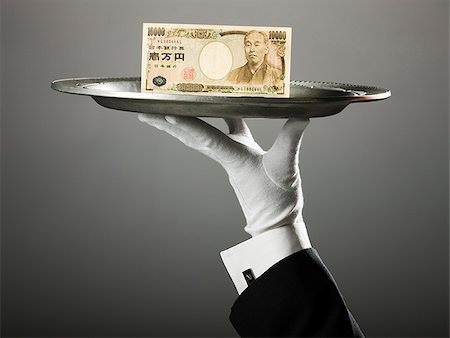 plateau d'argent - yen japonais sur un plateau Photographie de stock - Premium Libres de Droits, Code: 640-02950331
