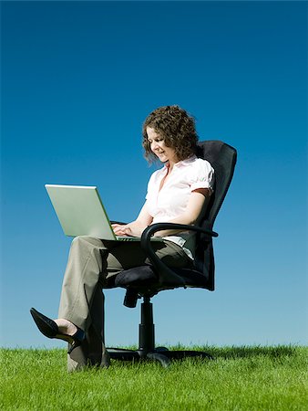 simsearch:640-02950543,k - businesswoman using her laptop in a busy field Stock Photo - Premium Royalty-Free, Code: 640-02950406