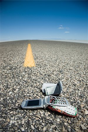 smashed cell phone on a highway Foto de stock - Sin royalties Premium, Código: 640-02950515