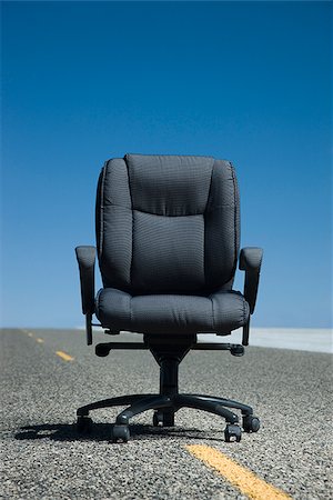chaise de bureau au milieu de la route Photographie de stock - Premium Libres de Droits, Code: 640-02950517