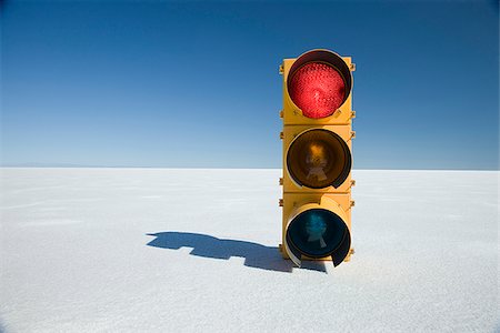 traffic signal in the middle of nowhere Foto de stock - Sin royalties Premium, Código: 640-02950529