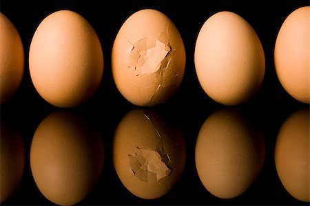 egg cracking - broken egg Stock Photo - Premium Royalty-Free, Code: 640-02950666