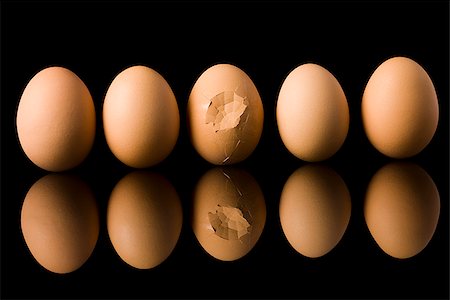 egg cracking - broken egg Stock Photo - Premium Royalty-Free, Code: 640-02950667