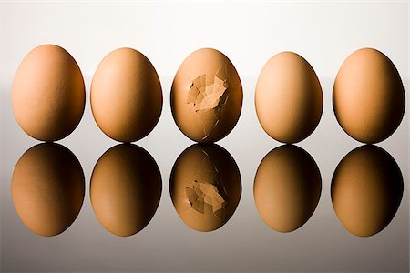 egg cracking - broken egg Stock Photo - Premium Royalty-Free, Code: 640-02950669